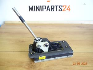 Usagé Levier de vitesse Mini Mini (R56) 1.6 16V Cooper S Prix € 47,60 Prix TTC proposé par Miniparts24 - Miniteile24 GbR