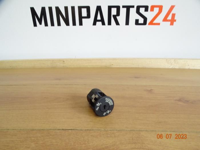 Interruptor de airbag de un MINI Mini (R56) 1.6 16V Cooper 2007