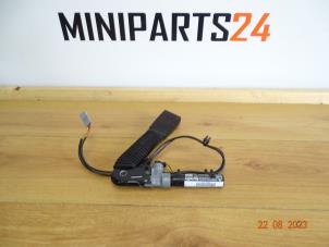 Used Seatbelt tensioner, right Mini Clubman (R55) 1.6 Cooper D Price € 71,40 Inclusive VAT offered by Miniparts24 - Miniteile24 GbR