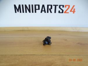 Usados Medidor de masa de aire Austin Mini Open (R52) 1.6 16V Cooper S Precio € 29,75 IVA incluido ofrecido por Miniparts24 - Miniteile24 GbR