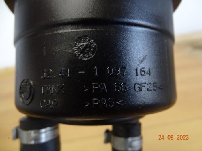 Power steering fluid reservoir from a MINI Mini Open (R52) 1.6 16V One 2004