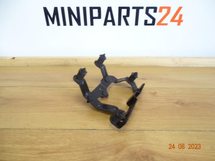 Used Power steering pump bracket Austin Mini Open (R52) 1.6 16V One Price € 32,73 Inclusive VAT offered by Miniparts24