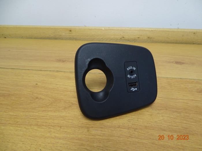 Conexión AUX-USB de un MINI Mini (F56) 2.0 16V Cooper S 2014