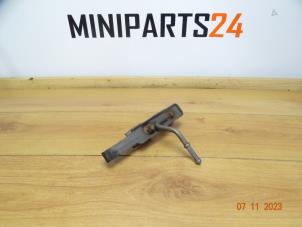 Używane Wspornik ukladu wydechowego Mini Mini (R56) 1.6 16V Cooper S Works Cena € 41,65 Z VAT oferowane przez Miniparts24 - Miniteile24 GbR