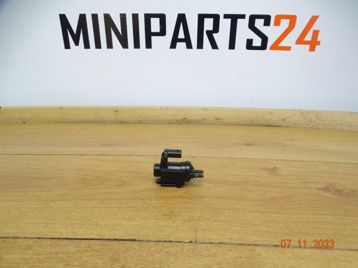 Soupape vide d'un MINI Mini (F56) 1.5 12V Cooper D 2015