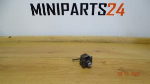 Używane Wkladka zamka drzwiowego lewa Mini Mini Cooper S (R53) 1.6 16V Cena € 41,65 Z VAT oferowane przez Miniparts24 - Miniteile24 GbR