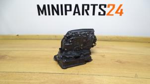 Używane Mechanizm blokady drzwi prawych wersja 2-drzwiowa Mini Mini (F56) 2.0 16V Cooper S Cena € 83,30 Z VAT oferowane przez Miniparts24 - Miniteile24 GbR