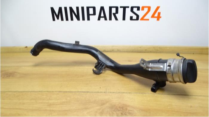 Manguito de la boca del depósito de un MINI Mini (F56) 2.0 16V Cooper S 2015
