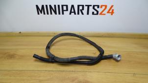 Usagé Conduit de carburant Mini Mini (F56) 2.0 16V Cooper S Prix € 29,75 Prix TTC proposé par Miniparts24 - Miniteile24 GbR
