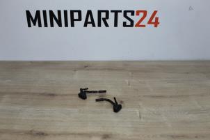 Gebrauchte Scheibensprüher vorne Mini Cooper S Preis € 29,75 Mit Mehrwertsteuer angeboten von Miniparts24 - Miniteile24 GbR