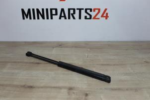 Używane Zestaw amortyzatorów gazowych tylnej klapy Mini Mini (R56) 1.4 16V One Cena € 29,75 Z VAT oferowane przez Miniparts24 - Miniteile24 GbR