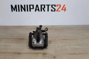 Usados Pinza de freno izquierda detrás Mini Mini (R56) 1.4 16V One Precio € 47,60 IVA incluido ofrecido por Miniparts24 - Miniteile24 GbR