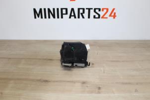 Używane Mechanizm blokady drzwi prawych wersja 2-drzwiowa Mini Mini Cooper S (R53) 1.6 16V Cena € 130,90 Z VAT oferowane przez Miniparts24 - Miniteile24 GbR