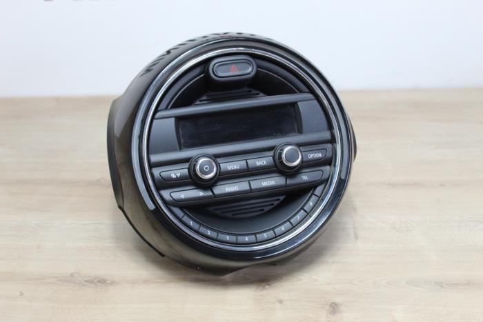 Radio from a MINI Mini (F56) 1.5 12V Cooper D 2015
