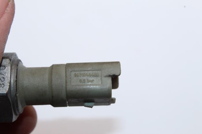 Oil pressure sensor from a MINI Mini (R56) 1.6 16V Cooper 2009