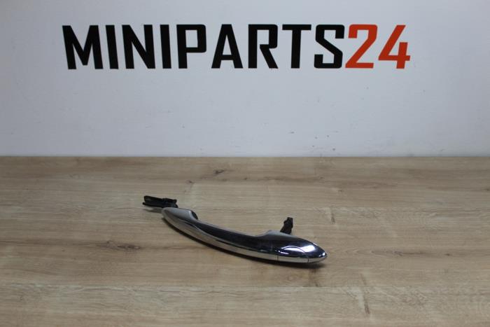 Manija de puerta de 2 puertas izquierda de un MINI Mini (F56) 1.2 12V One 2015