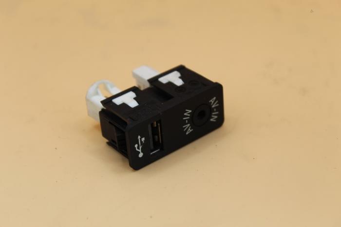 Conexión AUX-USB de un MINI Countryman (R60) 1.6 Cooper D ALL4 2010
