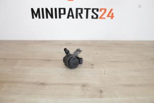 Usagé Pompe à eau supplémentaire Mini Mini (F56) 2.0 16V Cooper S Prix € 53,55 Prix TTC proposé par Miniparts24 - Miniteile24 GbR