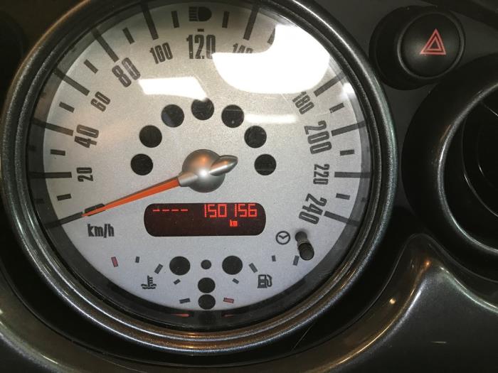 Używane Licznik kilometrów KM Austin Mini Open (R52) 1.6 16V One Cena € 101,15 Z VAT oferowane przez Miniparts24