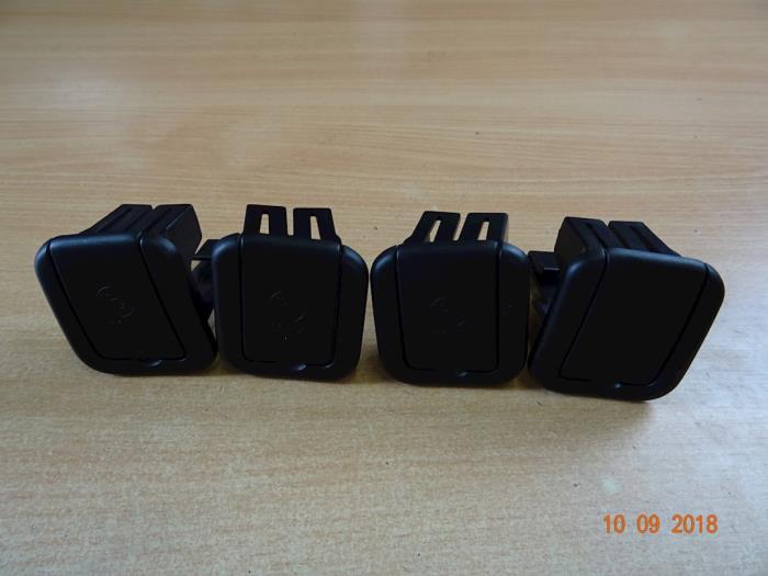 Używane Wspornik ISOFIX Mini Mini Open (R57) 1.6 16V Cooper Cena € 77,35 Z VAT oferowane przez Miniparts24