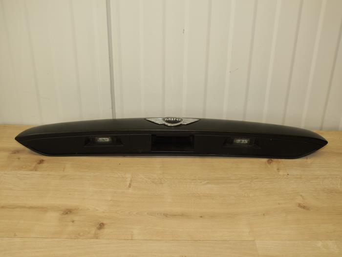 Używane Uchwyt tylnej klapy Mini Mini (F56) 1.2 12V One Cena € 65,45 Z VAT oferowane przez Miniparts24