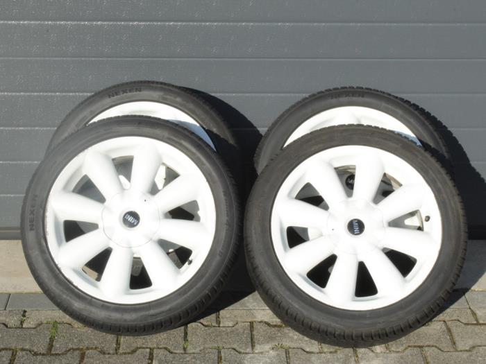 Używane Obrecz + Opona Mini Countryman (R60) 2.0 Cooper SD 16V ALL4 Cena € 357,00 Z VAT oferowane przez Miniparts24