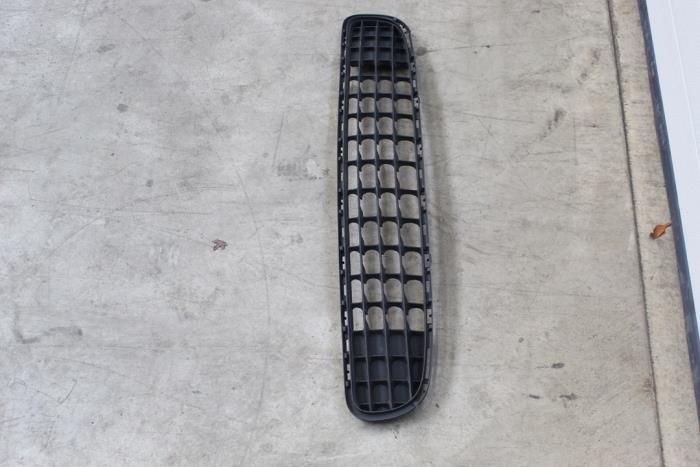 Używane Grill Mini Countryman (R60) 2.0 Cooper SD 16V ALL4 Cena € 29,75 Z VAT oferowane przez Miniparts24