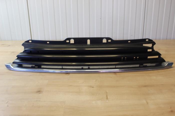 Begagnade Grill Mini Clubman (R55) 1.6 One D Pris € 59,50 Inklusive moms erbjuds av Miniparts24