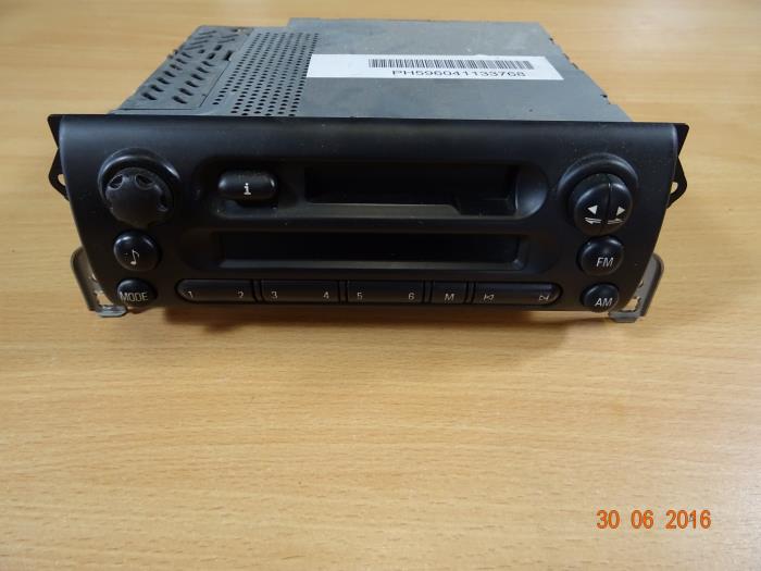 Reproductor de casetes y radio de un Mini Cooper 2004