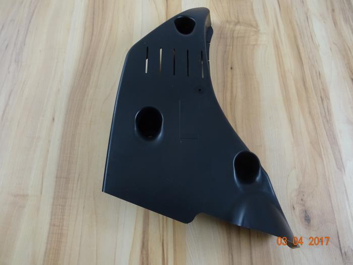 Center under tray cover