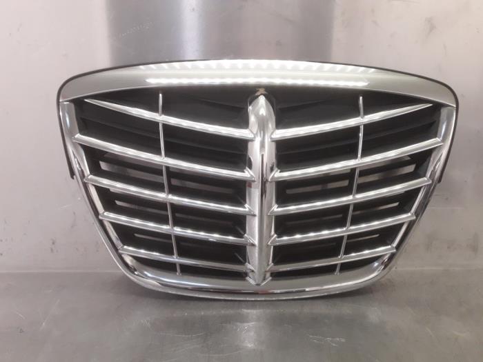 Używane Grill Kia Opirus 3.5 V6 24V Cena na żądanie oferowane przez bedrijfsnaam