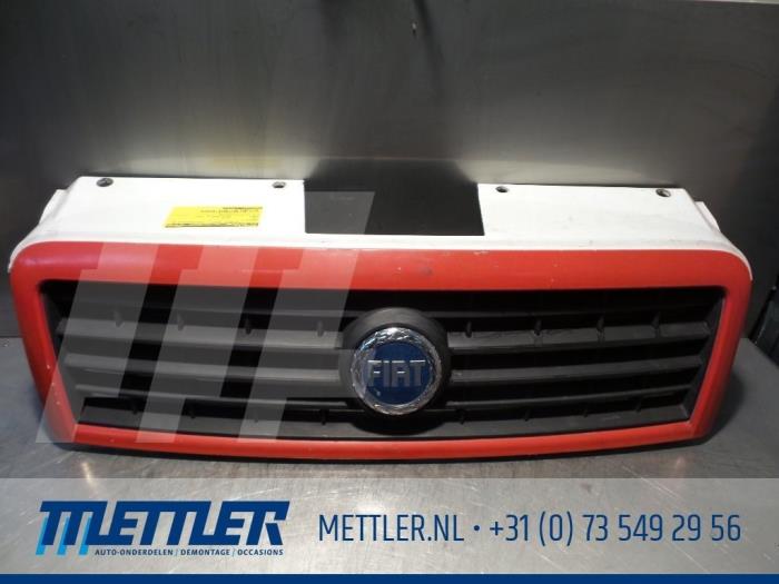 Używane Grill Fiat Doblo Cargo (223) 1.9 JTD Cena na żądanie oferowane przez bedrijfsnaam
