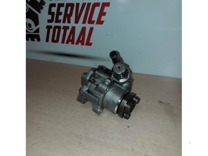 Power steering pump from a Volkswagen Crafter 2.5 TDI 30/32/35 2012