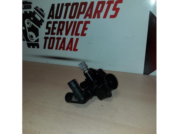 Thermostat housing from a Peugeot Boxer (U9) 2.2 HDi 110 Euro 5 2015