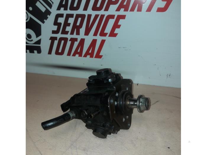 Mechanical fuel pump from a Opel Insignia Country Tourer 2.0 CDTI 16V 2015