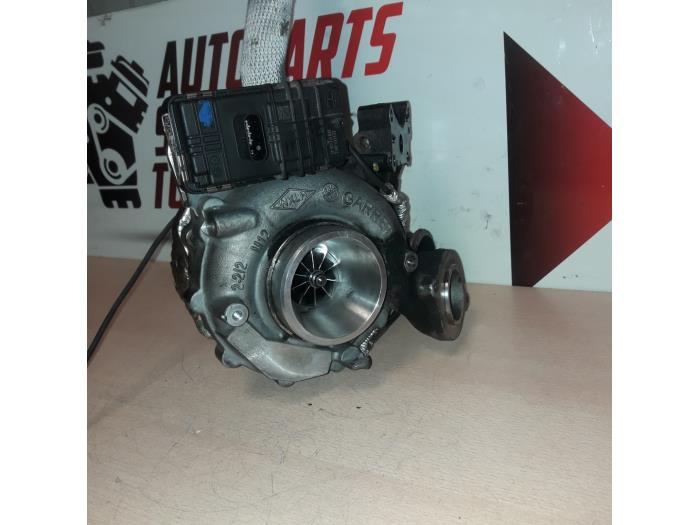 Turbo van een Audi Q7 (4MB/4MG) 3.0 TDI V6 24V 2017