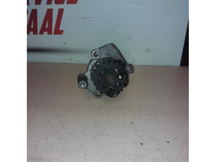Water pump from a Volkswagen Crafter 2.0 TDI 2015
