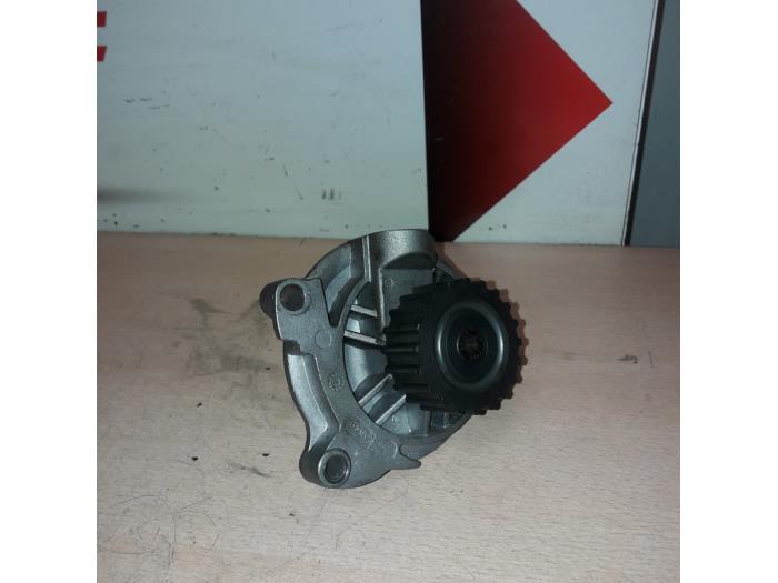 Water pump from a Volkswagen Crafter 2.5 TDI 30/32/35 2010