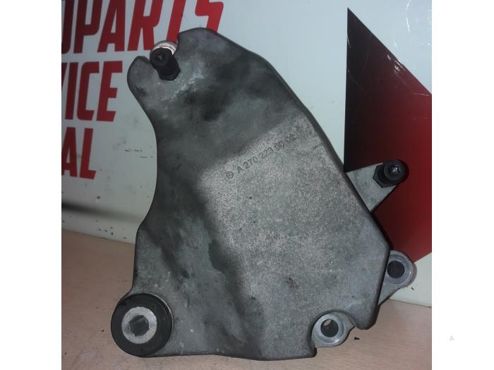 Engine mount from a Mercedes-Benz A (W176) 1.6 A-200 16V 2017