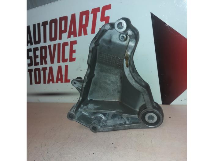 Engine mount from a Mercedes-Benz A (W176) 1.6 A-200 16V 2017
