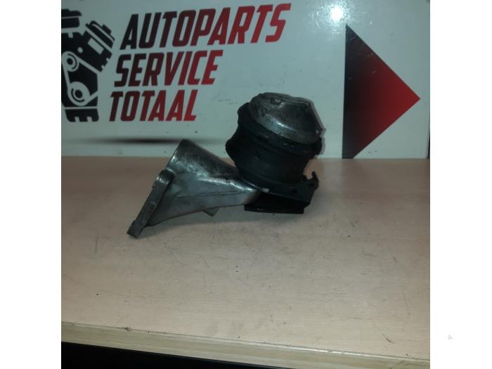 Engine mount from a Mercedes-Benz C (W202) 2.2 C-220 CDI 16V 1999