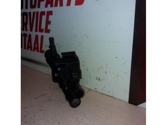 Thermostat housing from a Renault Trafic New (FL) 1.9 dCi 82 16V 2013