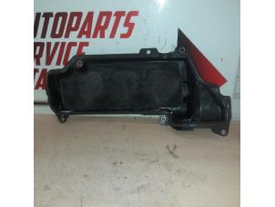 Used Rocker cover Renault Trafic New (FL) 2.0 dCi 16V 115 Price € 20,00 Margin scheme offered by APST