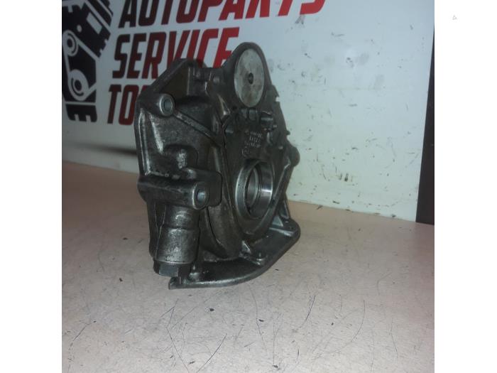 Oil pump from a Volkswagen Crafter 2.5 TDI 30/32/35 2010