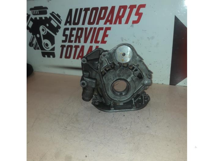 Oil pump from a Volkswagen Crafter 2.5 TDI 30/32/35 2010