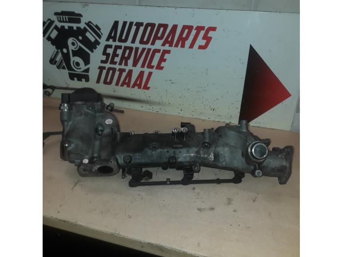 Intake manifold from a Mercedes-Benz S (W222/V222/X222) 3.0 S-350 BlueTec, S-350 d 24V 2015