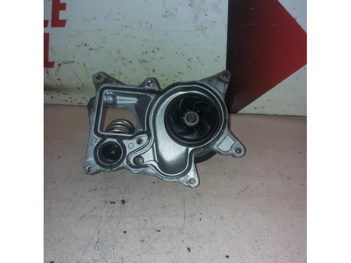 Water pump from a BMW 5 serie (F10) 520d 16V 2009