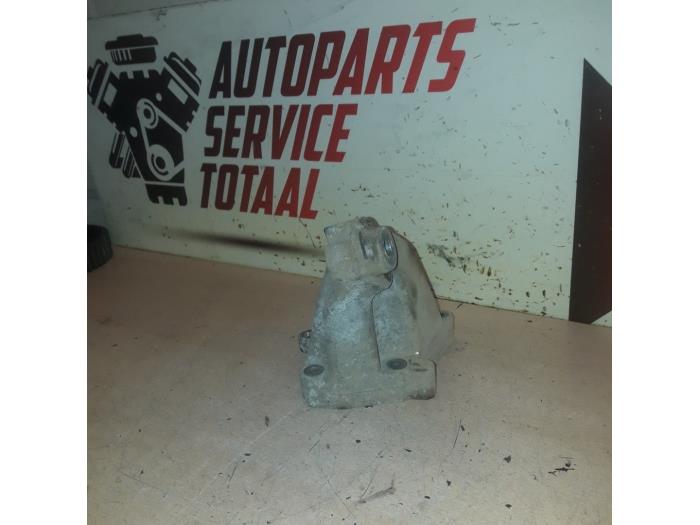 Engine mount from a Mercedes-Benz CLS (C219) 320 CDI 24V 2010