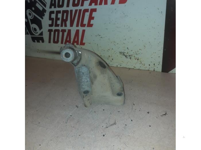 Engine mount from a Mercedes-Benz CLS (C219) 320 CDI 24V 2010