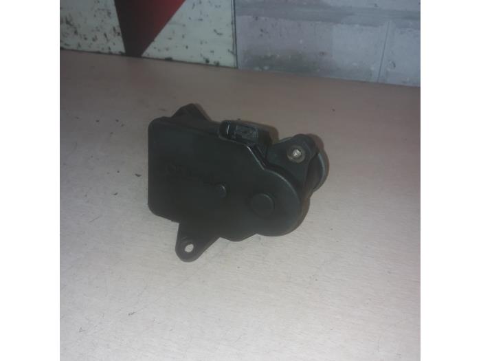 Intake manifold actuator from a Mercedes-Benz ML II (164/4JG) 3.0 ML-320 CDI 4-Matic V6 24V 2010